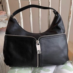 Fendi leather shoulder bag in black
